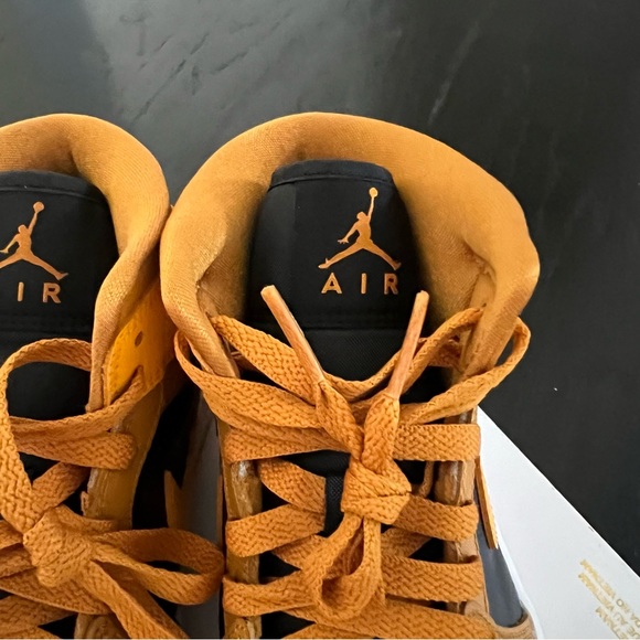 ✔️EUC✔️ NIKE Air Jordan 1 Mid Chutney Taxi - Picture 6 of 11